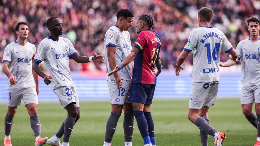 Raphinha y Mouriño durante el Barcelona-Alavés (Fuente: Europa Press)