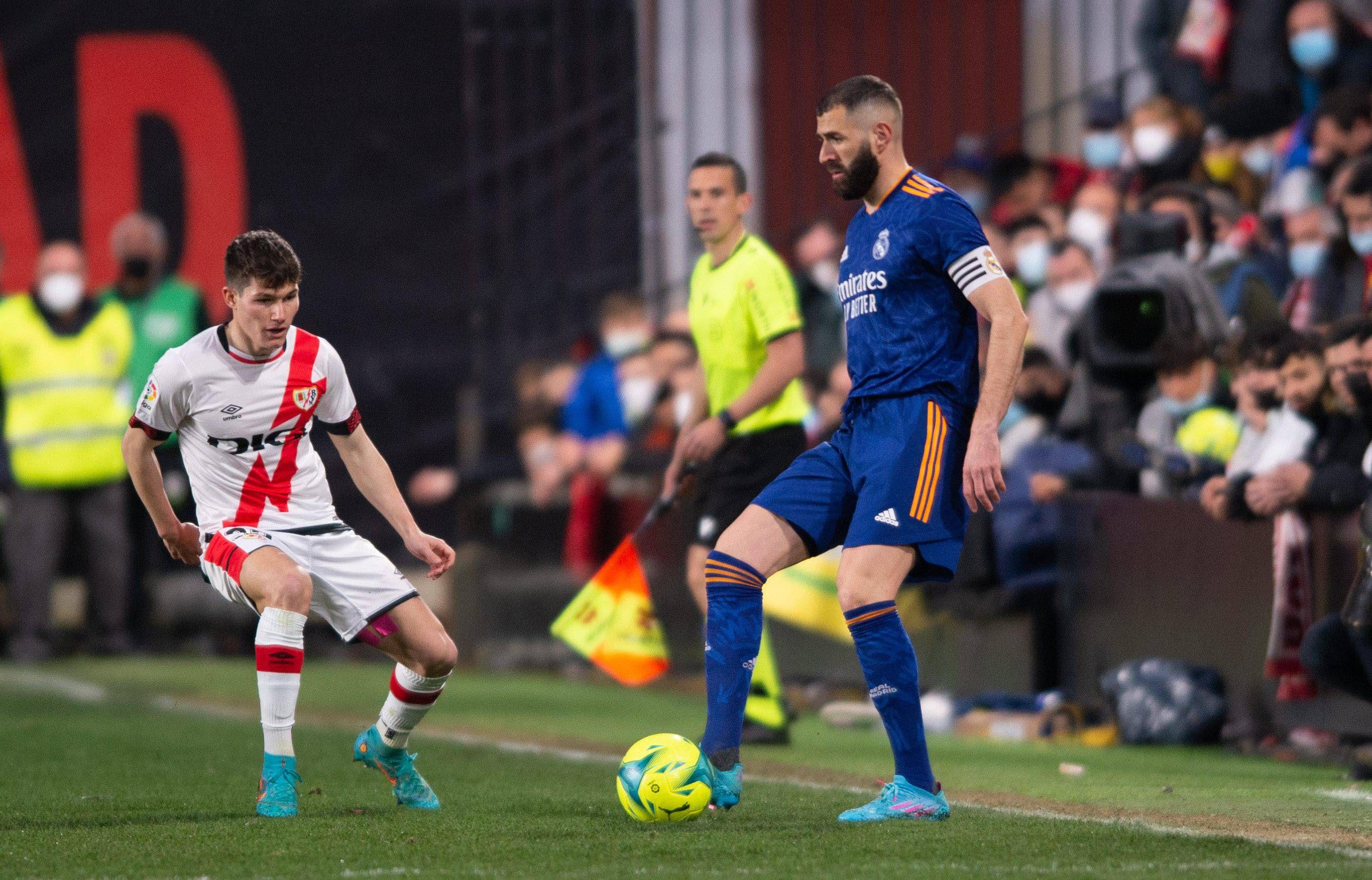  Karim Benzema, delante de Fran García en el Rayo-Real Madrid.