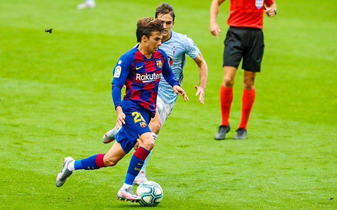  Riqui Puig controla delante de Denis Suárez en el Celta-Barcelona.