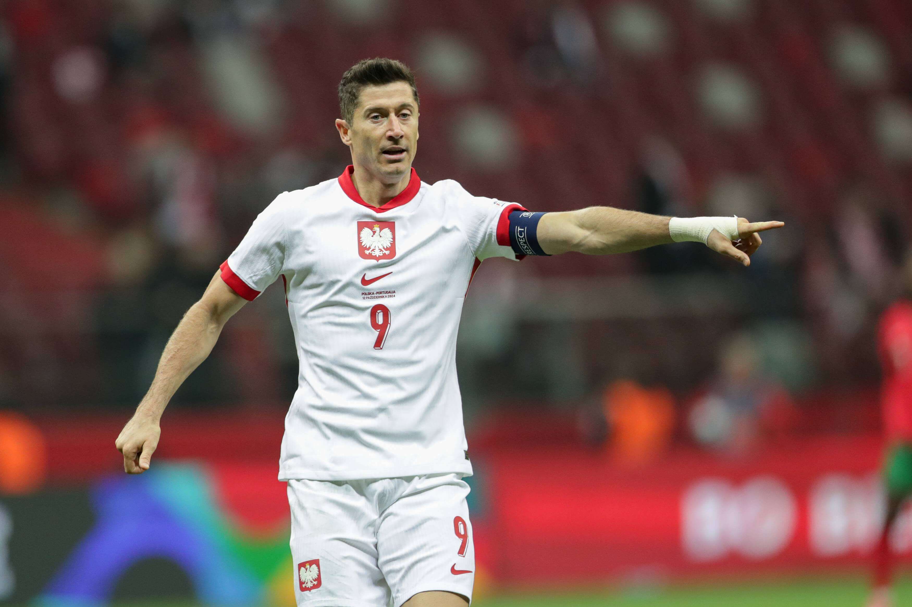  Robert Lewandowski da instrucciones durante el Polonia-Portugal.