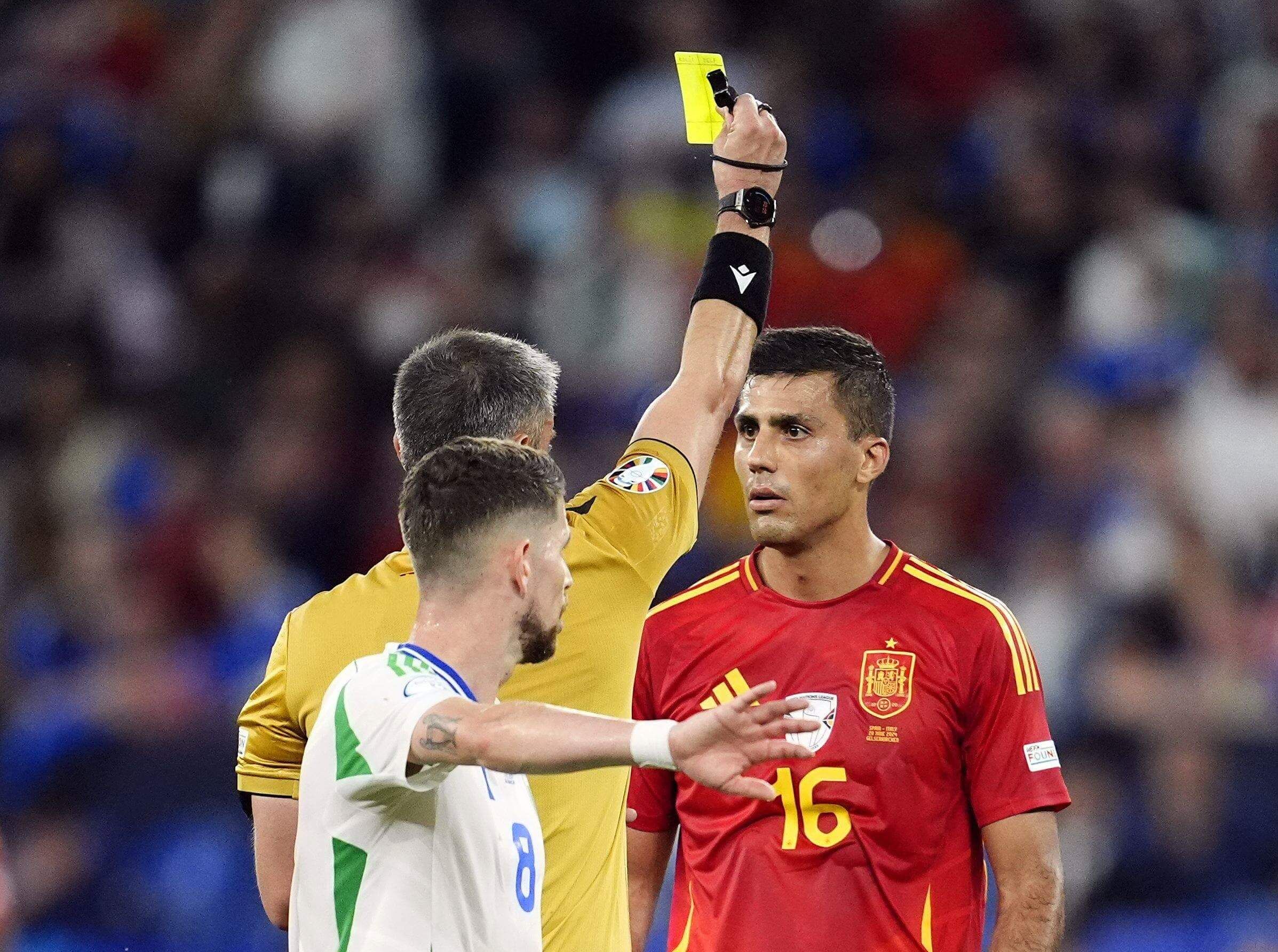  El colegiado Slavko Vincic muestra la cartulina amarilla a Rodri en el España-Italia (FOTO: Cordón Press).