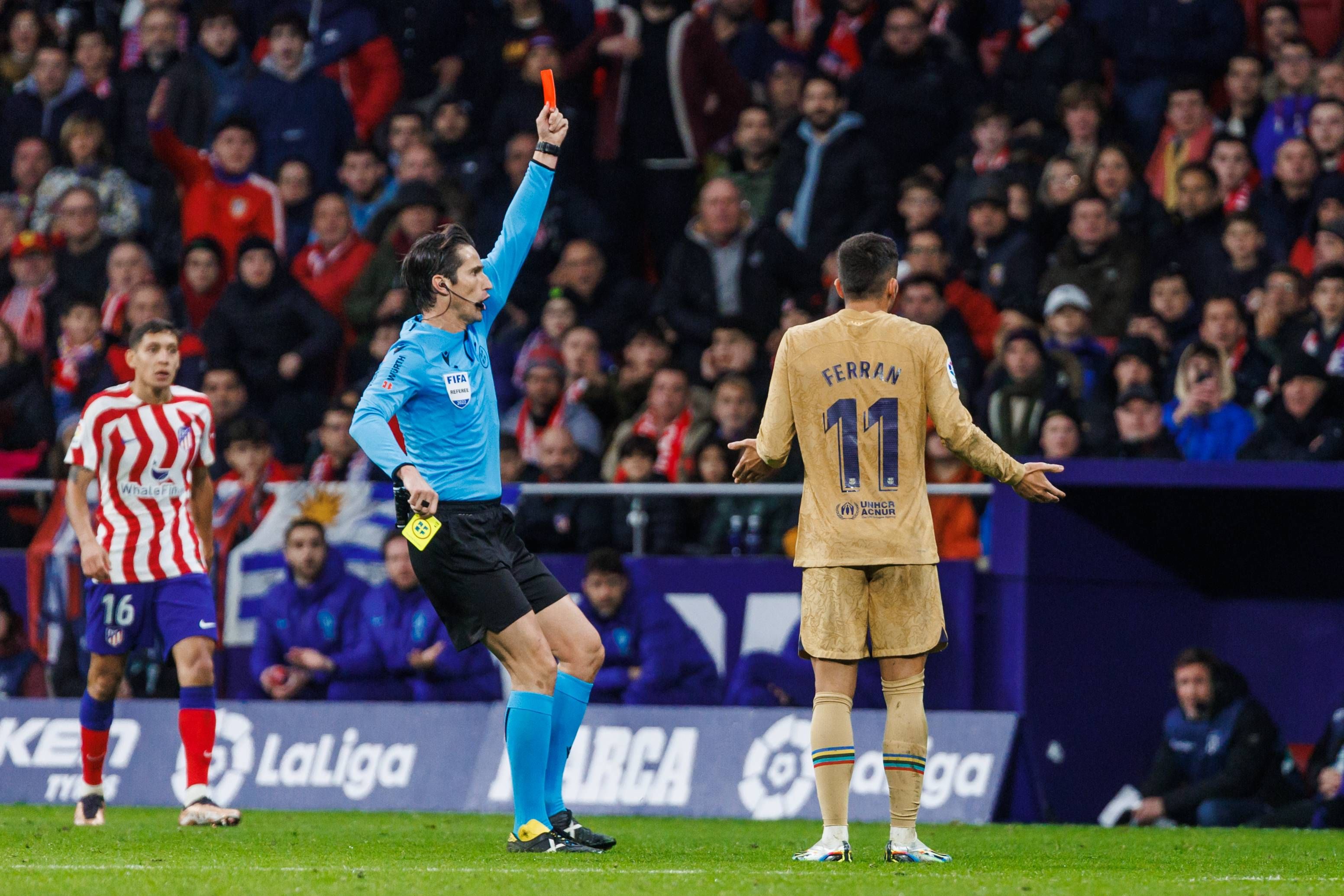  José Luis Munuera Montero expulsa a Ferran Torres en el Atlético-Barcelona.