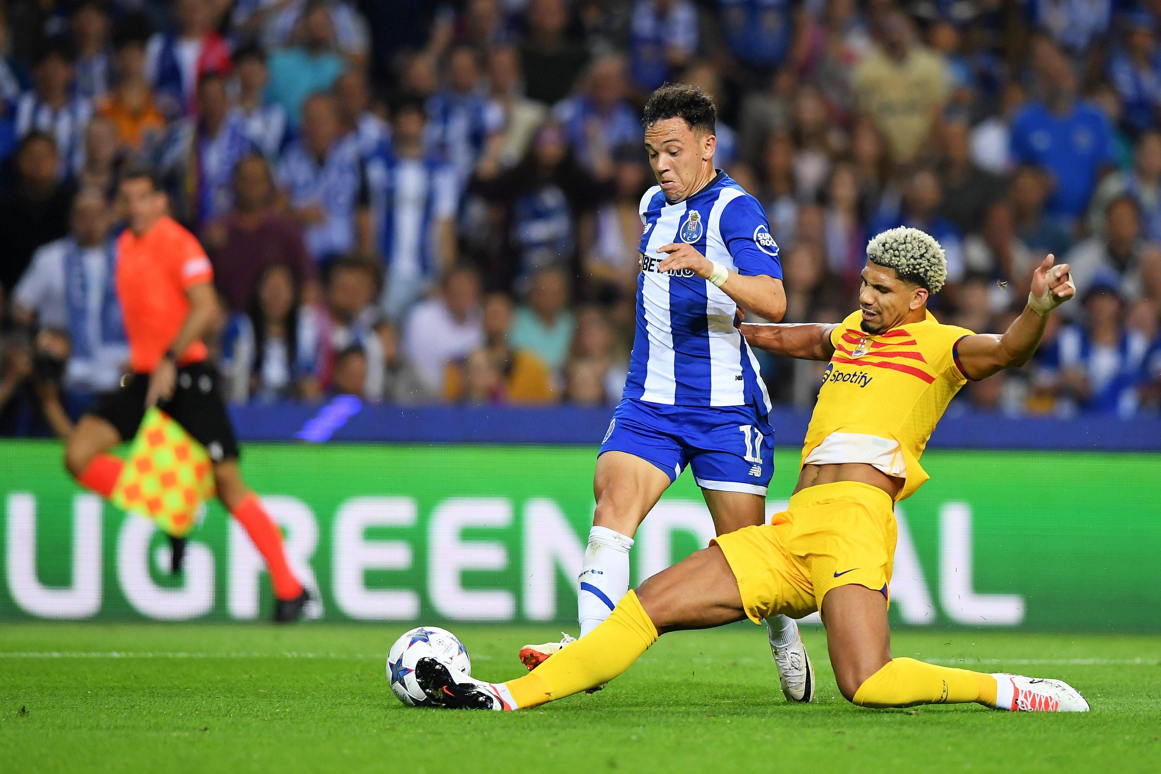 Ronald Araújo evita un gol del Oporto en Do Dragao.
