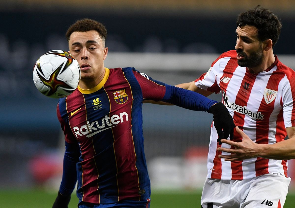 Sergiño Dest, ante Balenziaga.