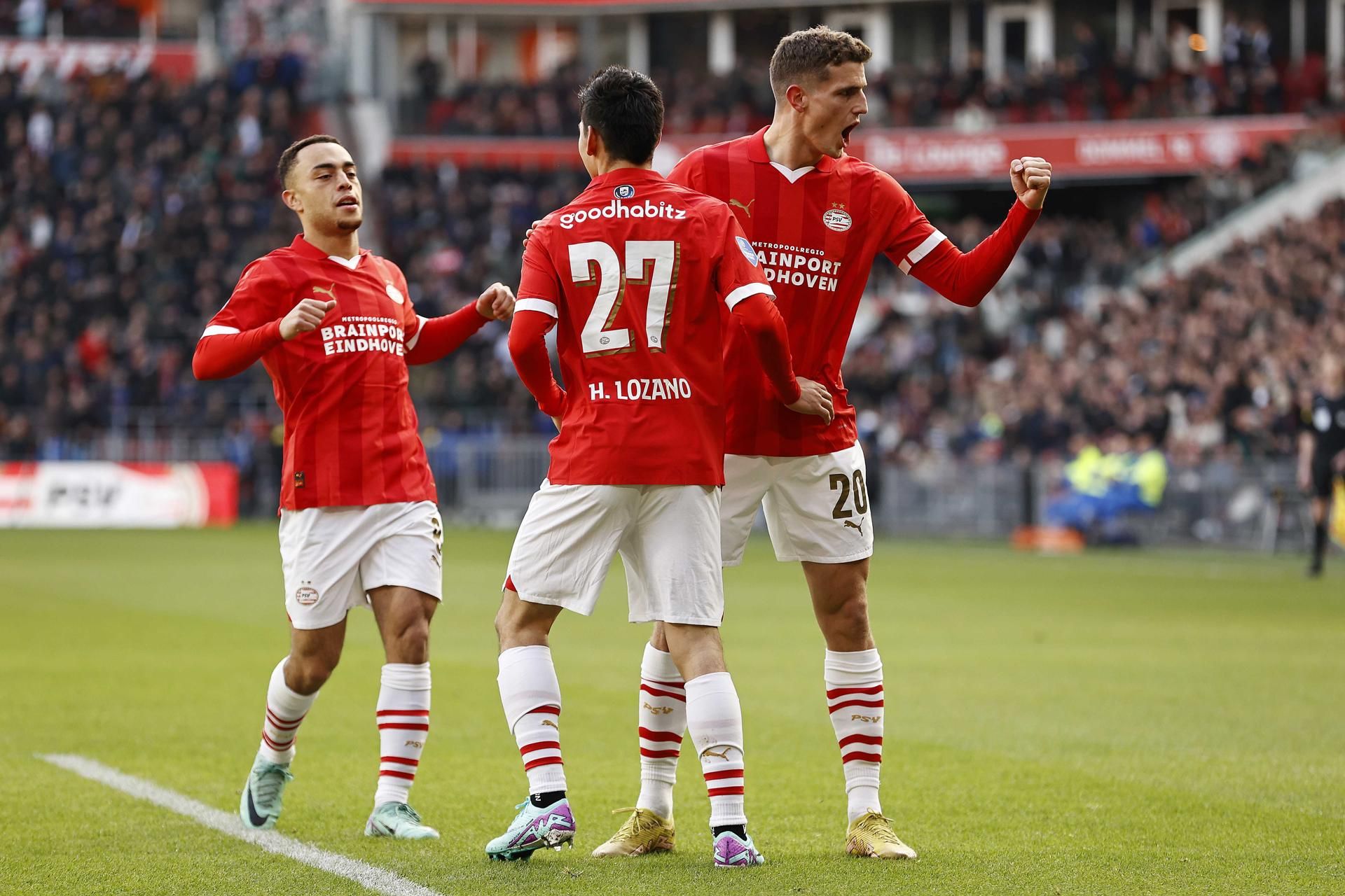  Sergiño Dest celebrando el gol de uno de sus compañeros del PSV.