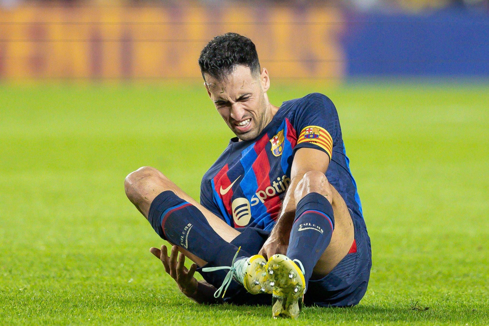 Sergio Busquets se duele sobre el césped.