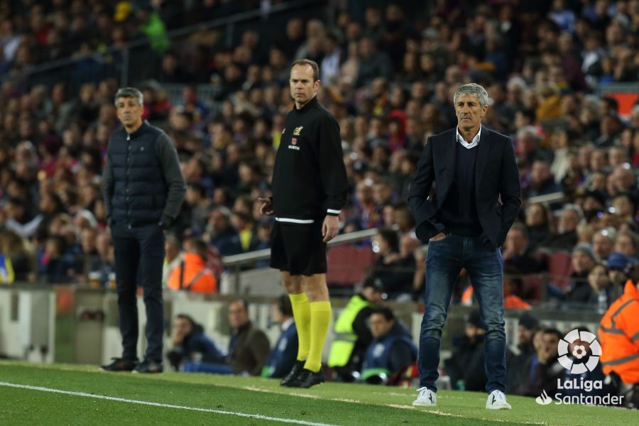  Setién, entrenador del FC Barcelona, dando indicaciones ante la Real.
