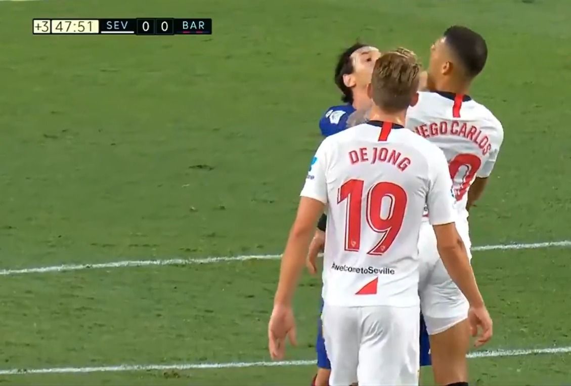  Momento del empujón de Leo Messi a Diego Carlos.