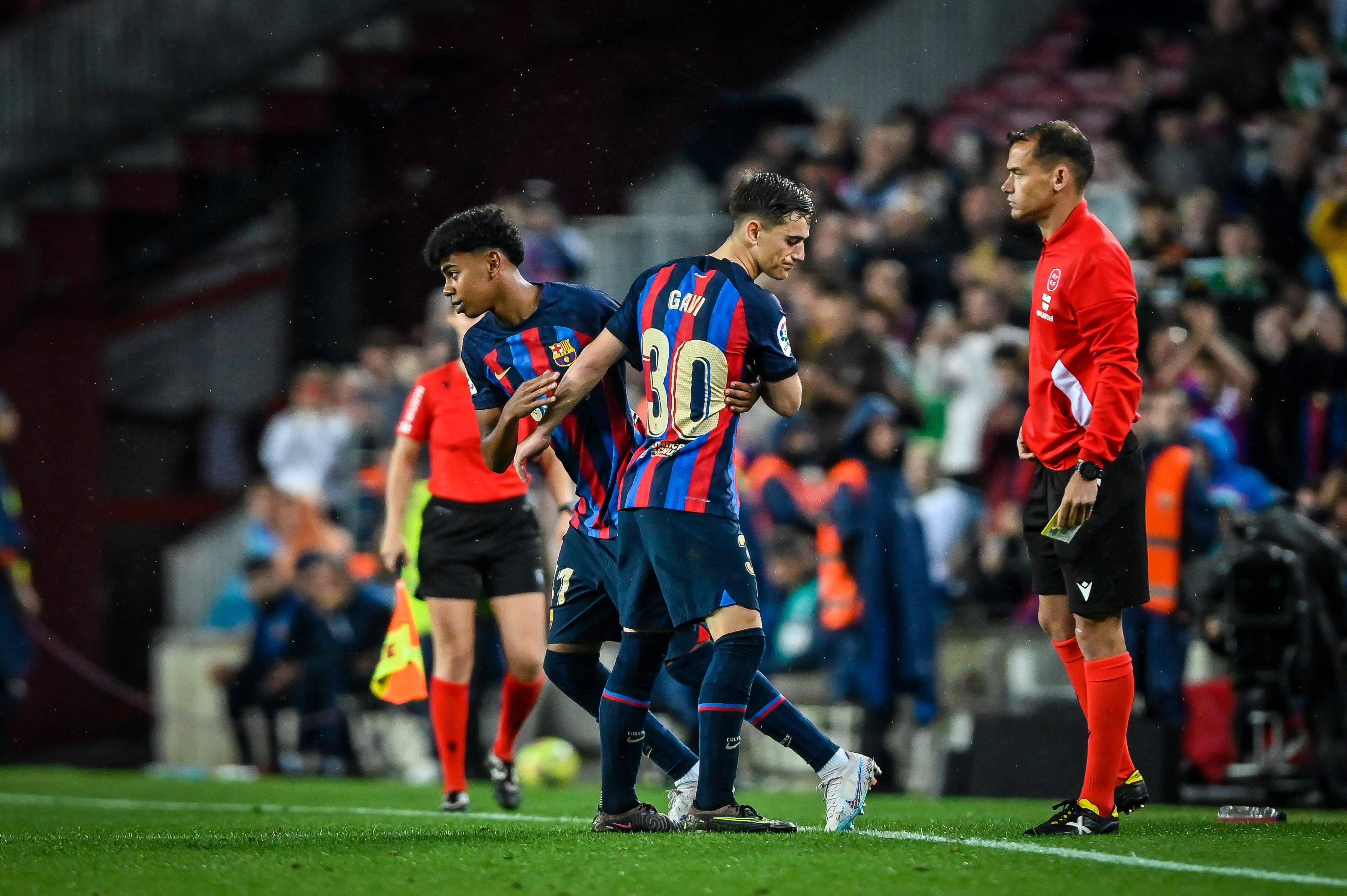  Lamine Yamal sustituye a Gavi en su debut con el Barcelona.