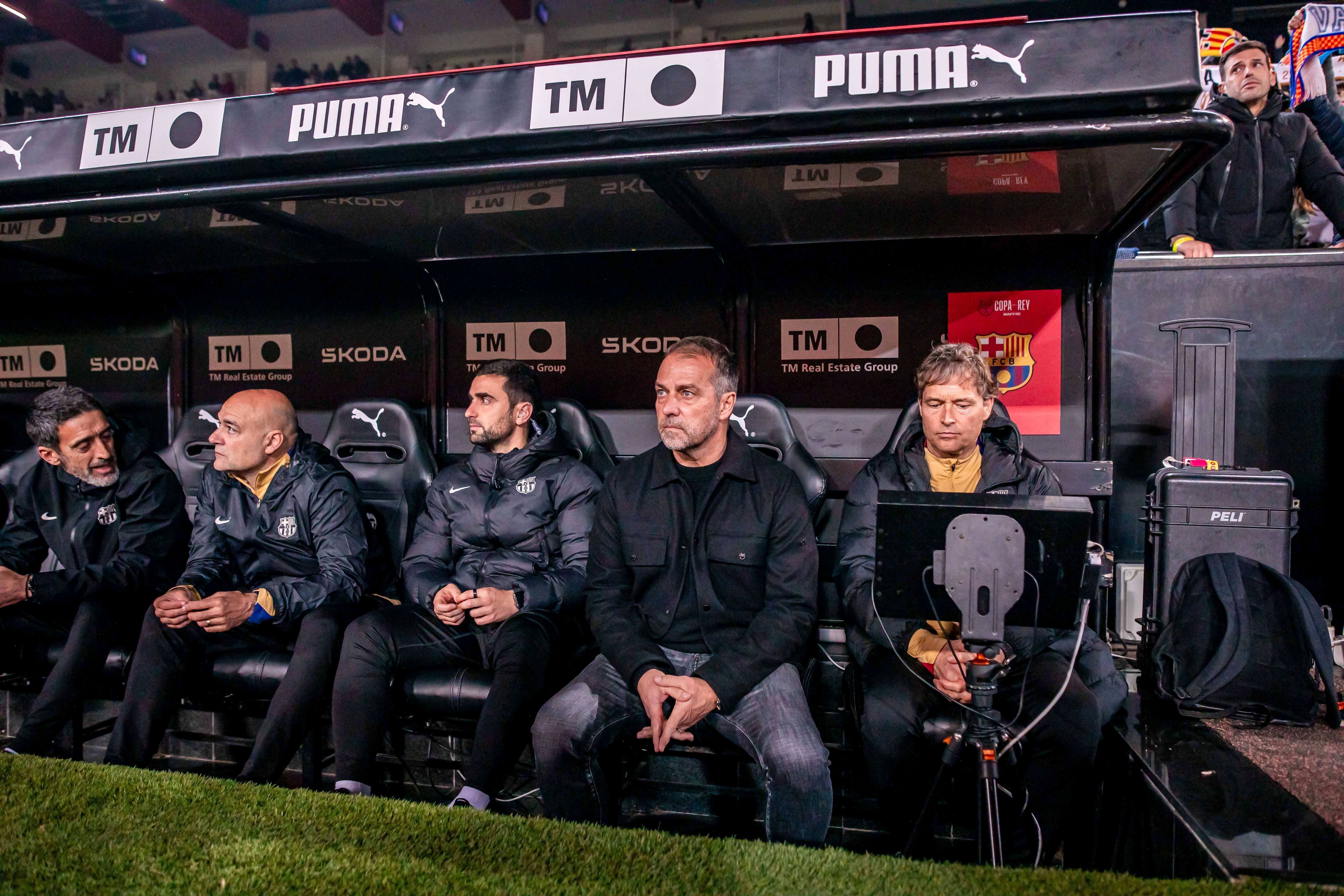  Hansi Flick en el banquillo (Cordon Press)