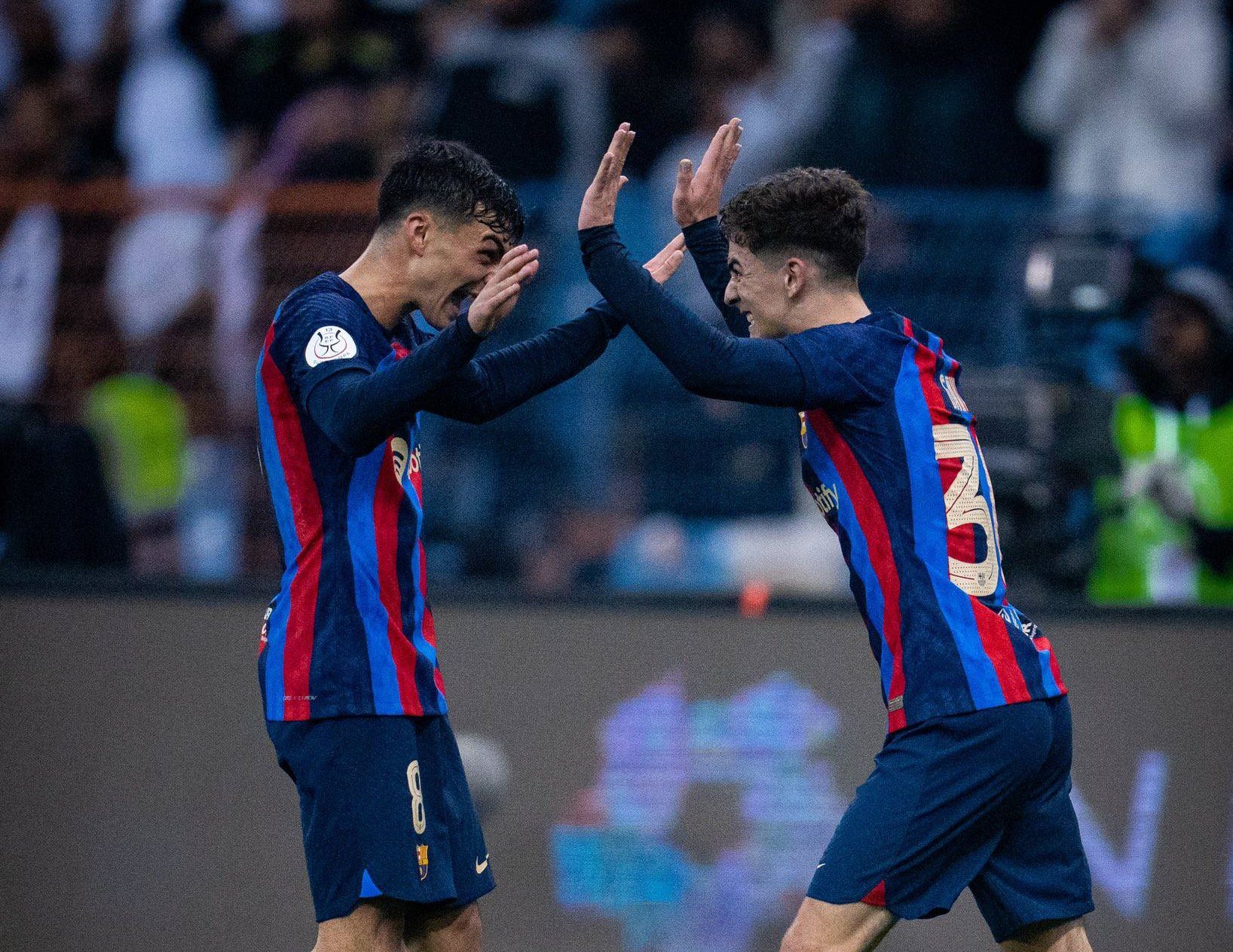 Pedri y Gavi celebran un gol al Real Madrid en la Supercopa (Foto: Cordon Press).