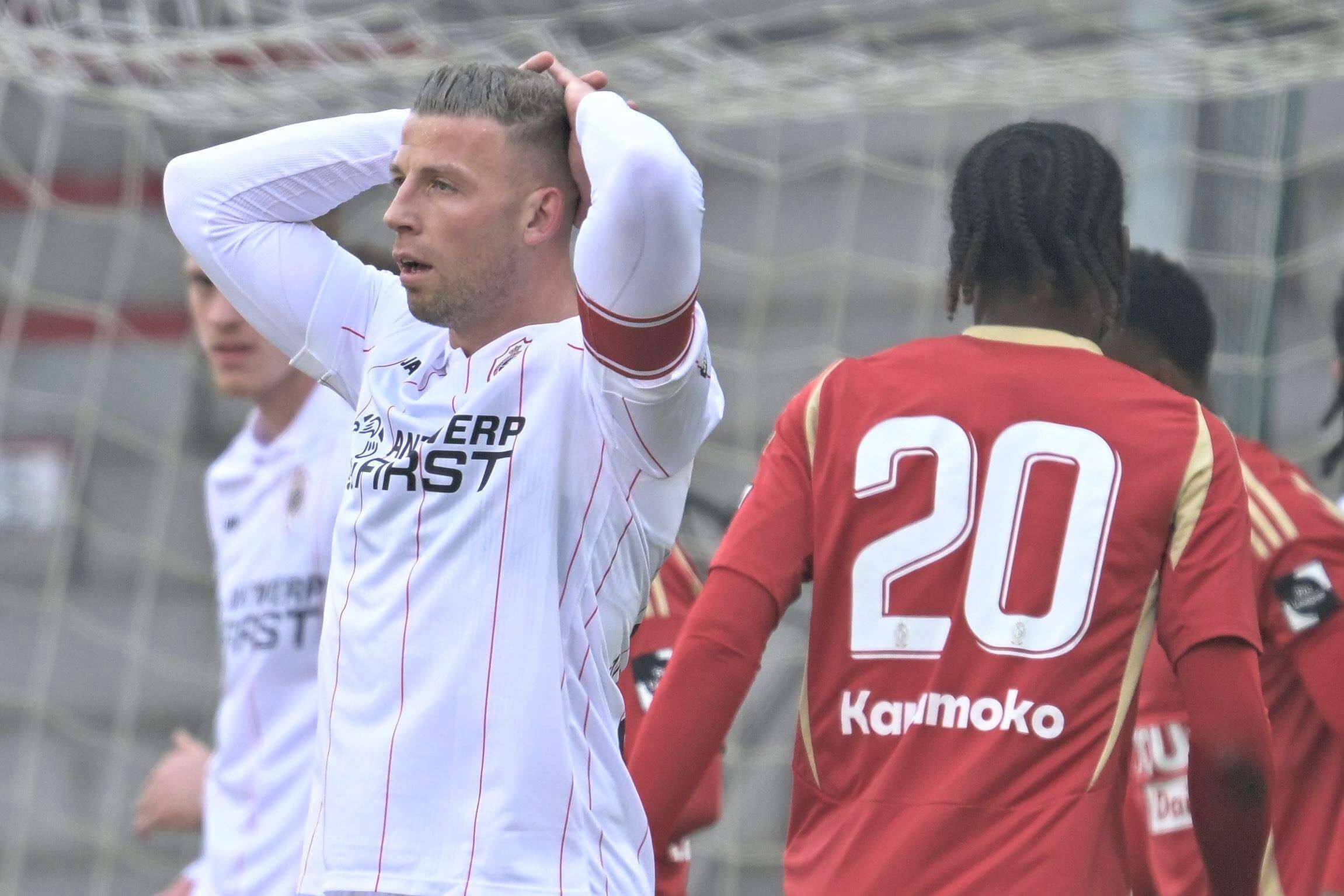 Toby Alderweireld se lamenta durante el Standard de Lieja-Royal Antwerp.
