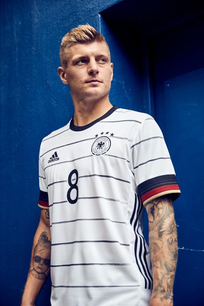  Toni Kross, posa con el nuevo diseño de Alemania.