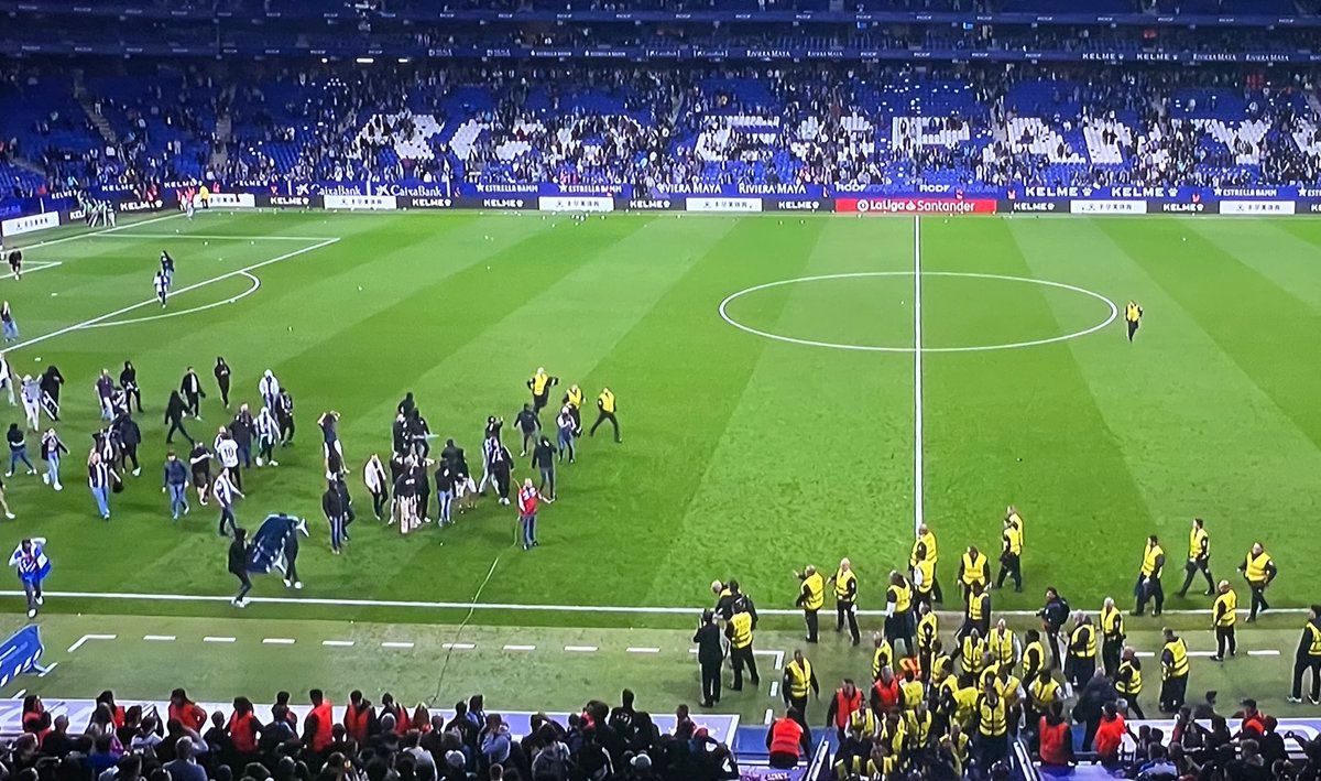 Ultras del Espanyol saltan al césped tras el derbi.