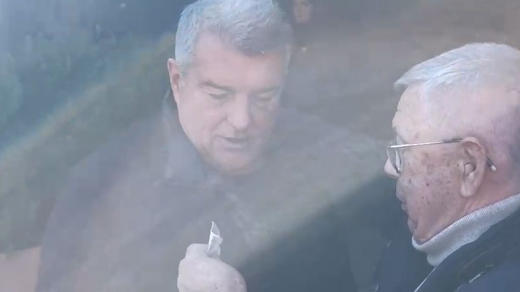  Un aficionado del Barcelona regaló un llavero a Laporta.