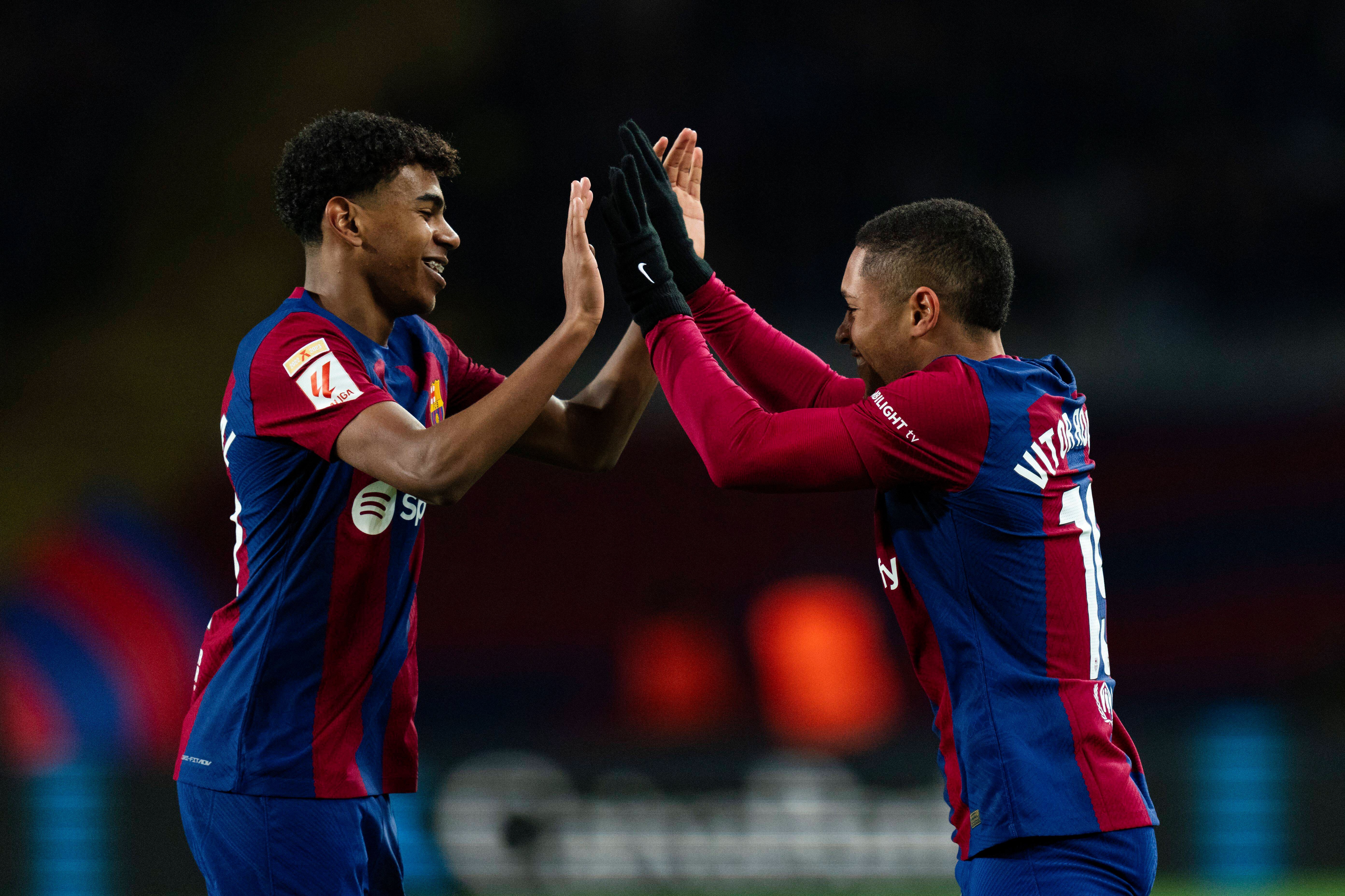Vítor Roque y Lamine Yamal en el partido ante Osasuna.