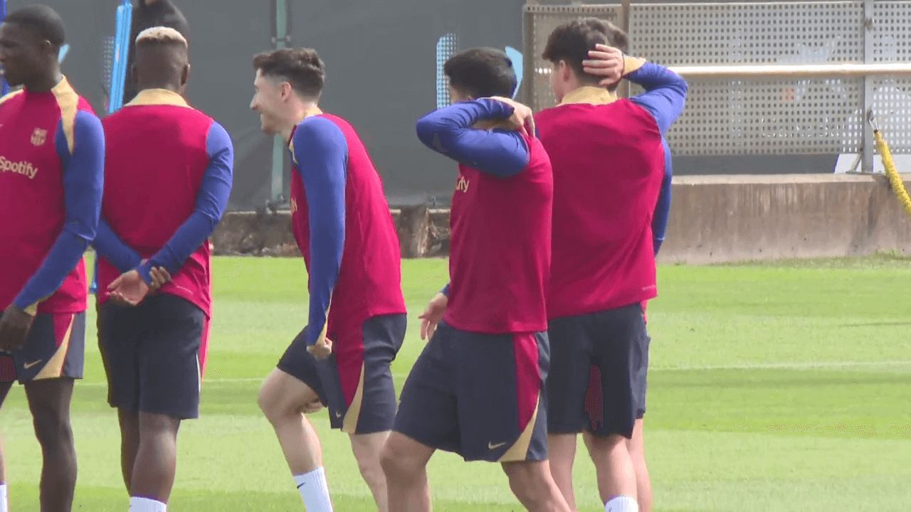 Pau Cubarsí, Joao Cancelo y Robert Lewandowski tras el pasillo de collejas del Barcelona