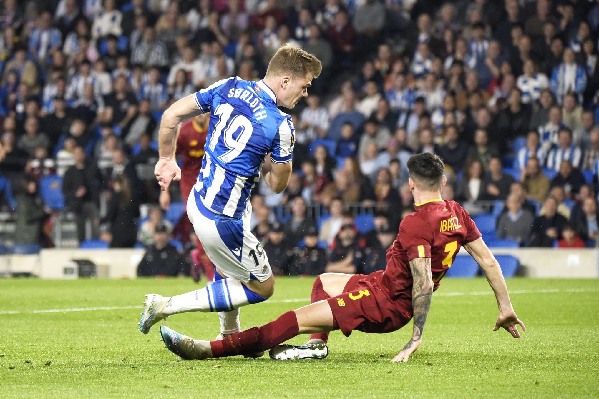 Alexander Sorloth rebasa a Roger Ibáñez en el Real Sociedad - Roma.