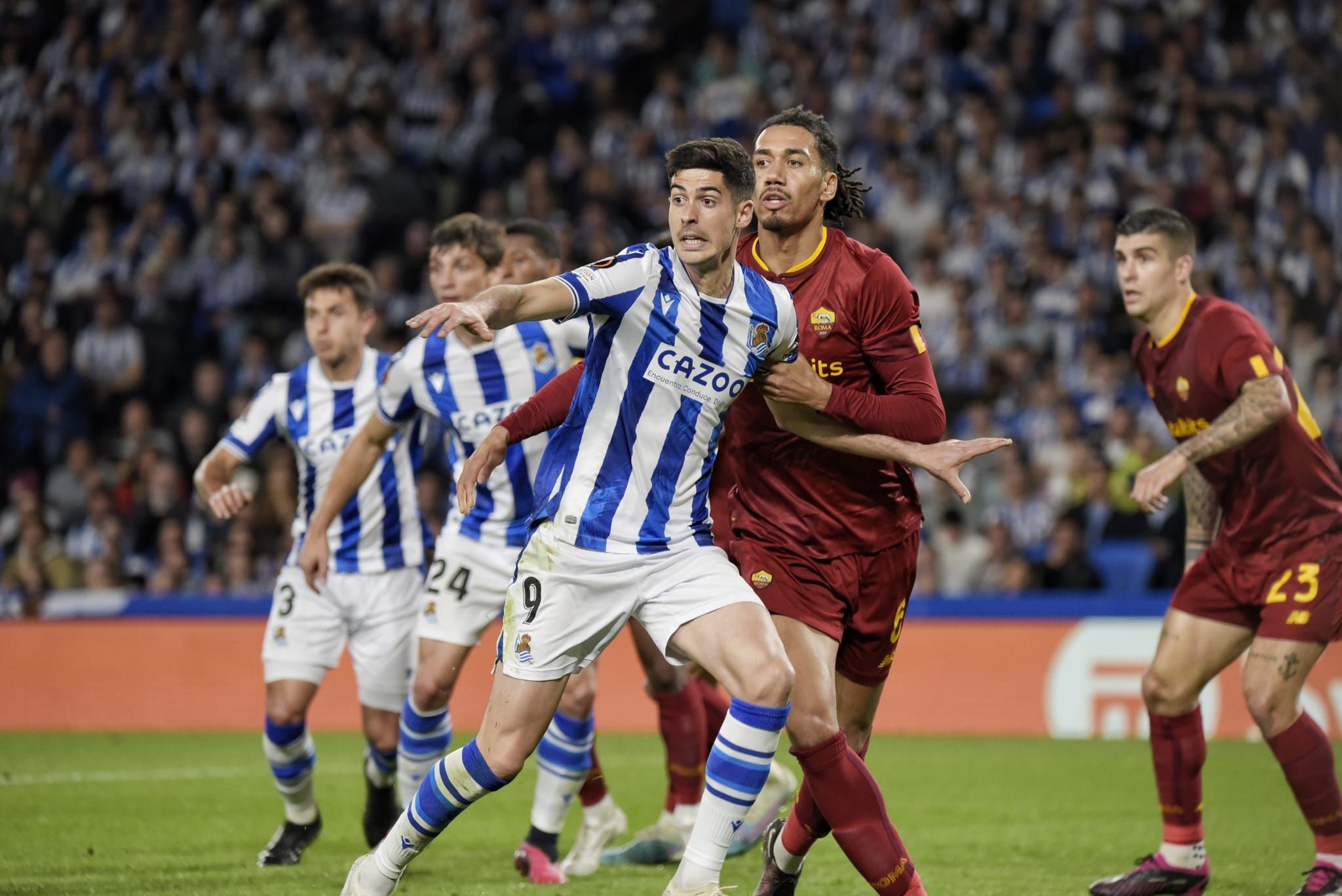 Carlos Fernández pelea con Smalling en el Real Sociedad - Roma (Foto: Giovanni Batista).