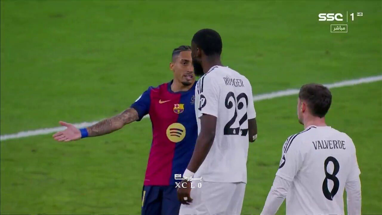  Raphinha se encara con Rudiger. Foto: SSC