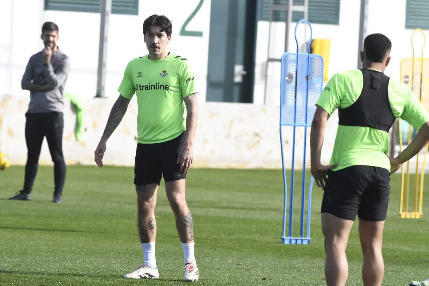  Bellerín y Vitor Roque, en el entrenamiento de este jueves.