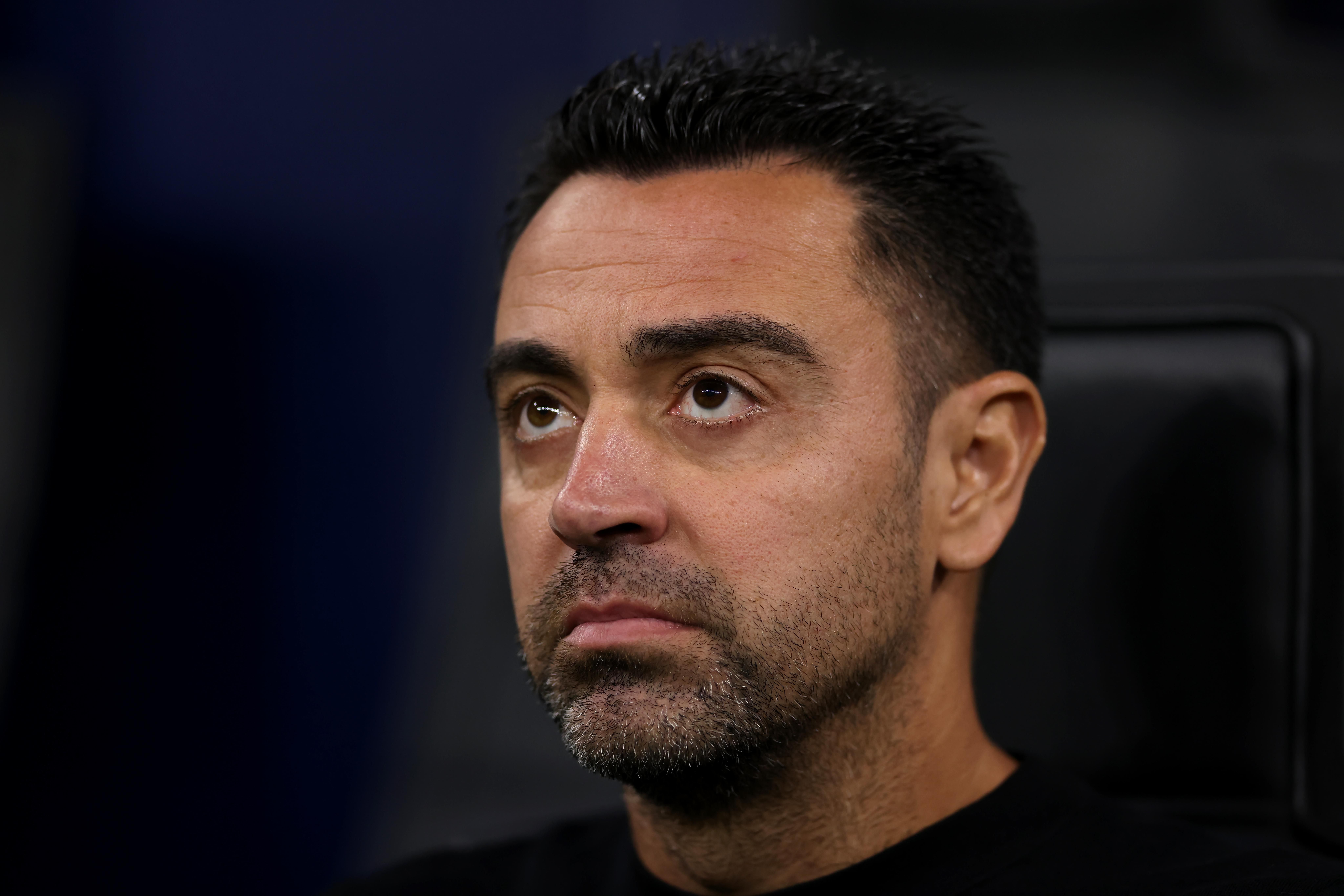  Xavi, en el banquillo del Barça.