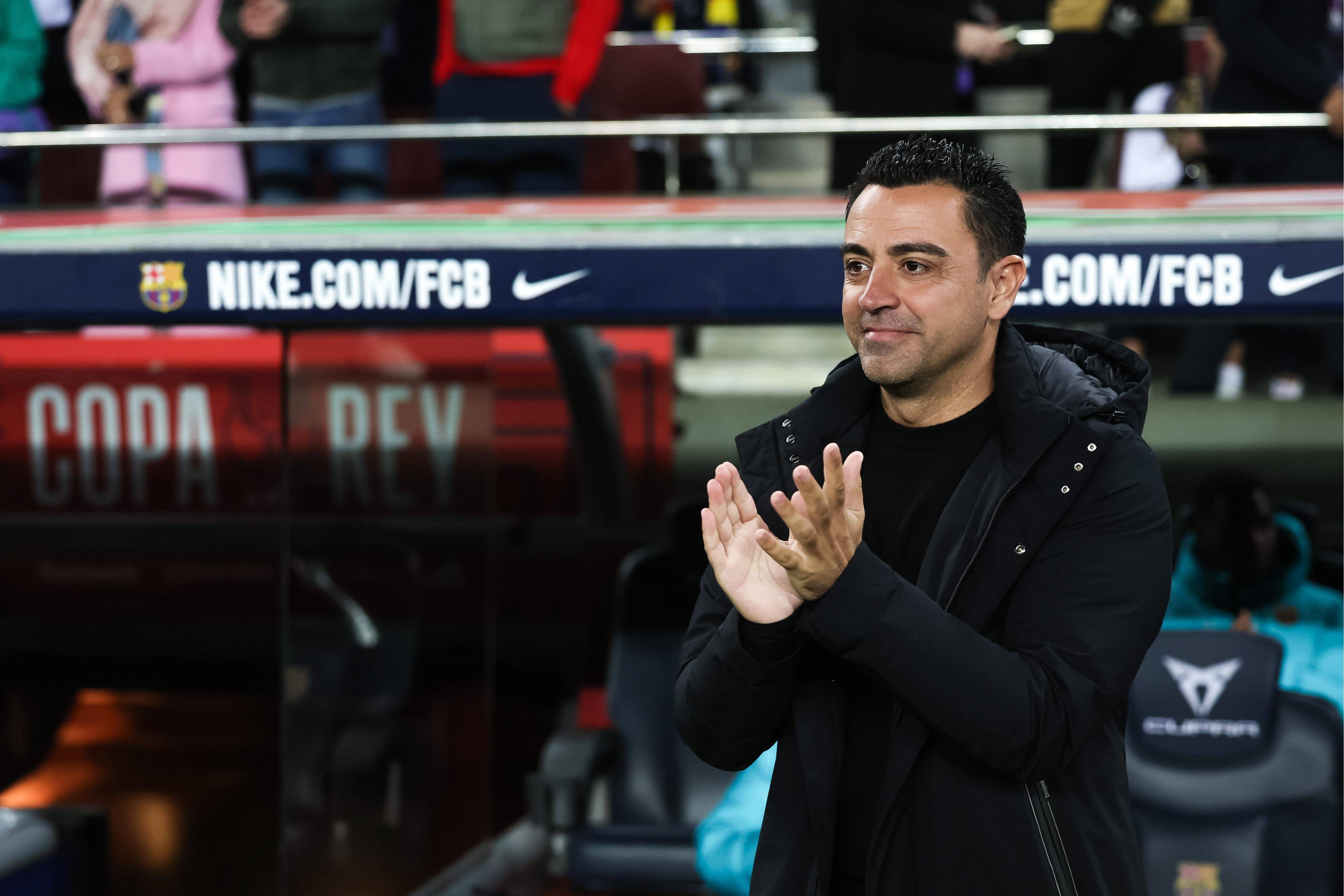 Xavi Hernández aplaude a sus jugadores (FOTO: Cordón Press).