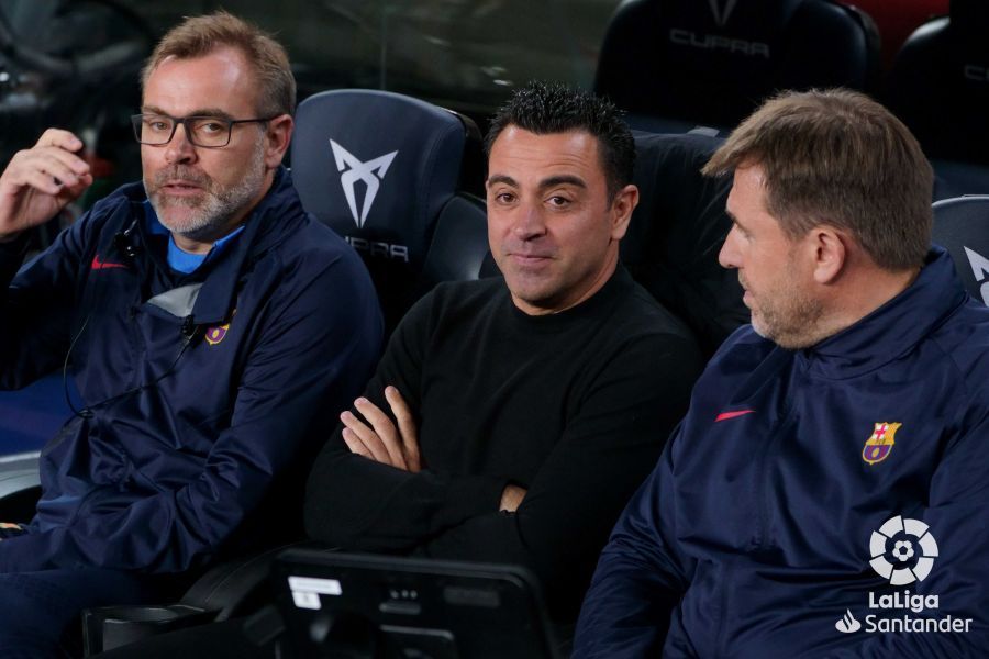  Xavi Hernández, en el banquillo del Camp Nou.
