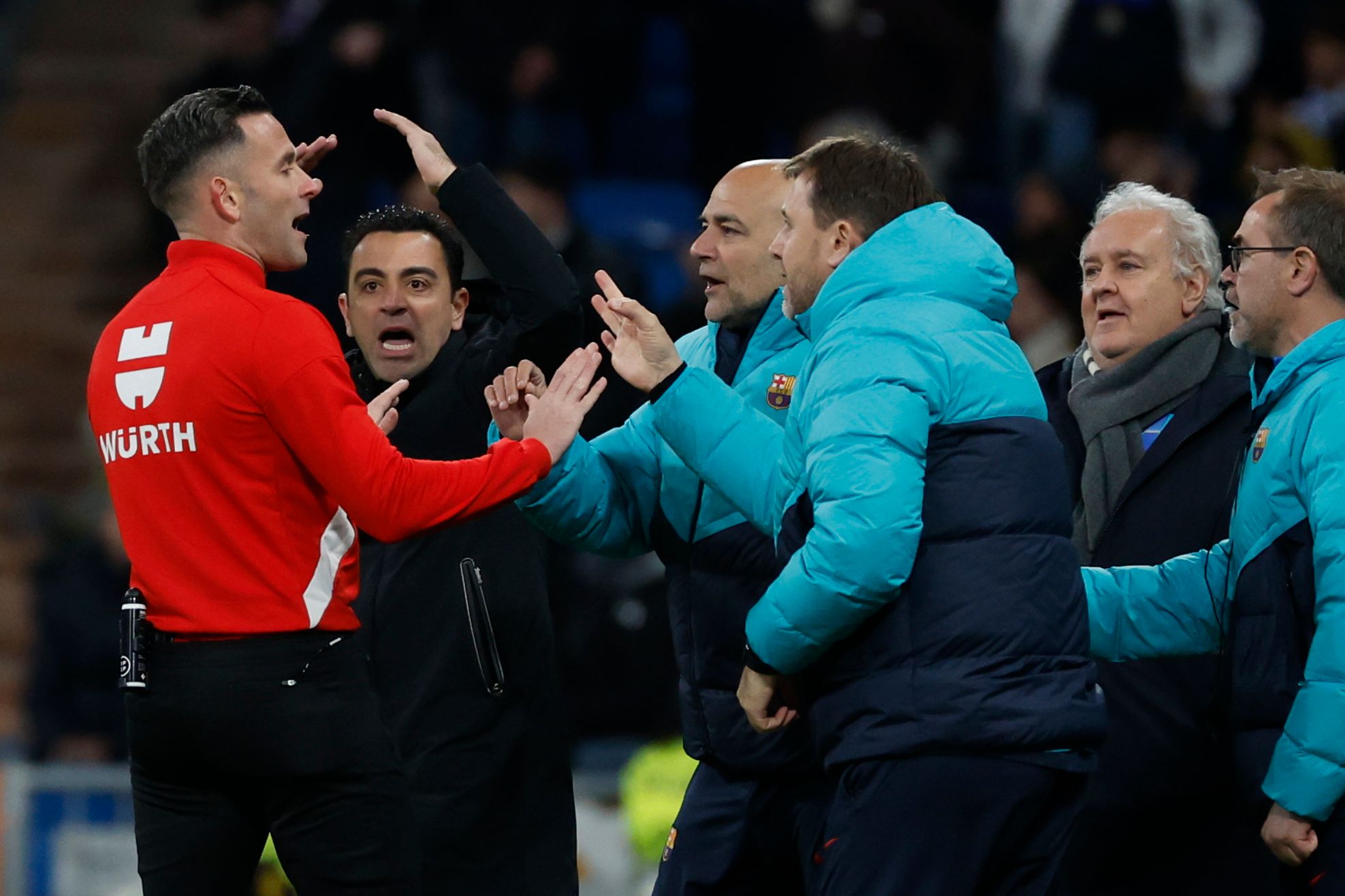 Xavi Hernández se queja ante el cuarto árbitro en el Clásico del Bernabéu.