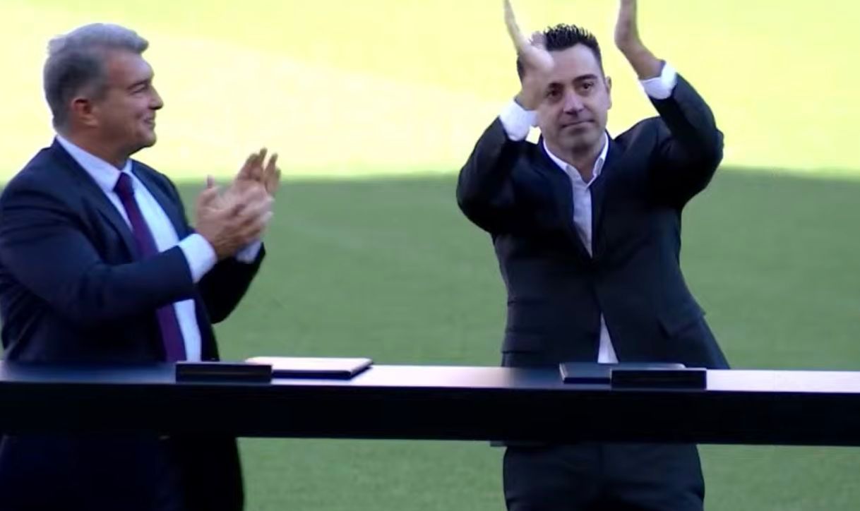 Xavi Hernández, junto a Joan Laporta en su presentación con el FC Barcelona.