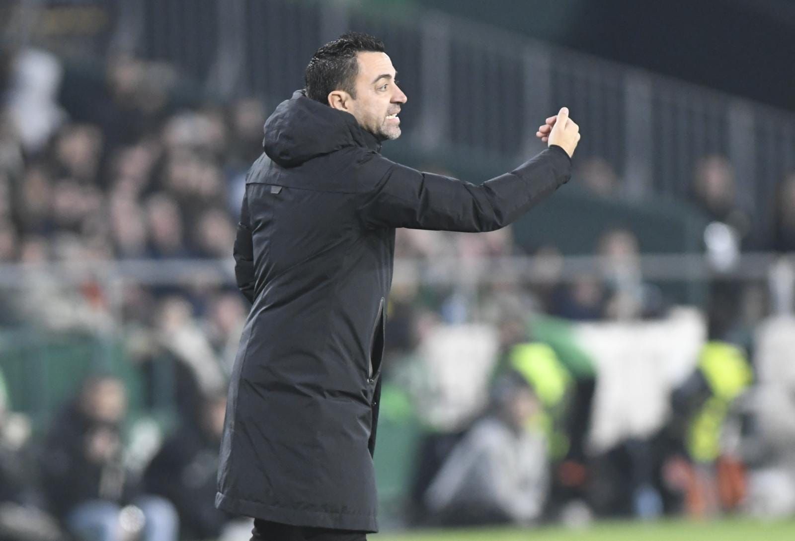 Xavi da indicaciones durante el Betis-Barça.