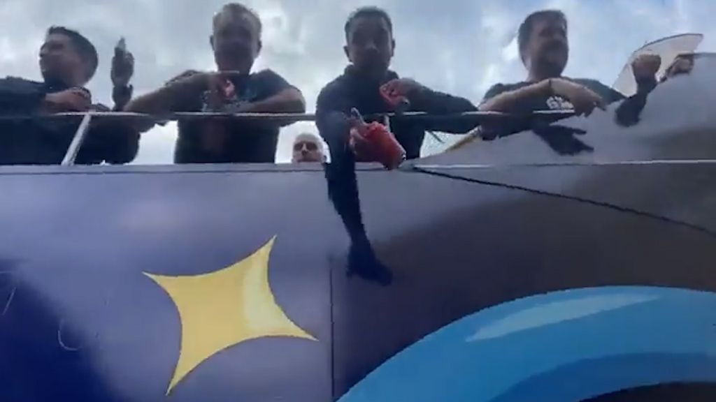  Xavi regala cervezas a los aficionados desde el autobús: El mister, desatado en la rúa liguera de