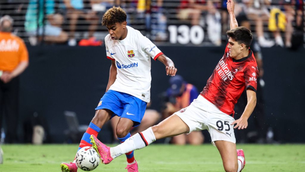  Lamine Yamal recorta ante el AC Milan.
