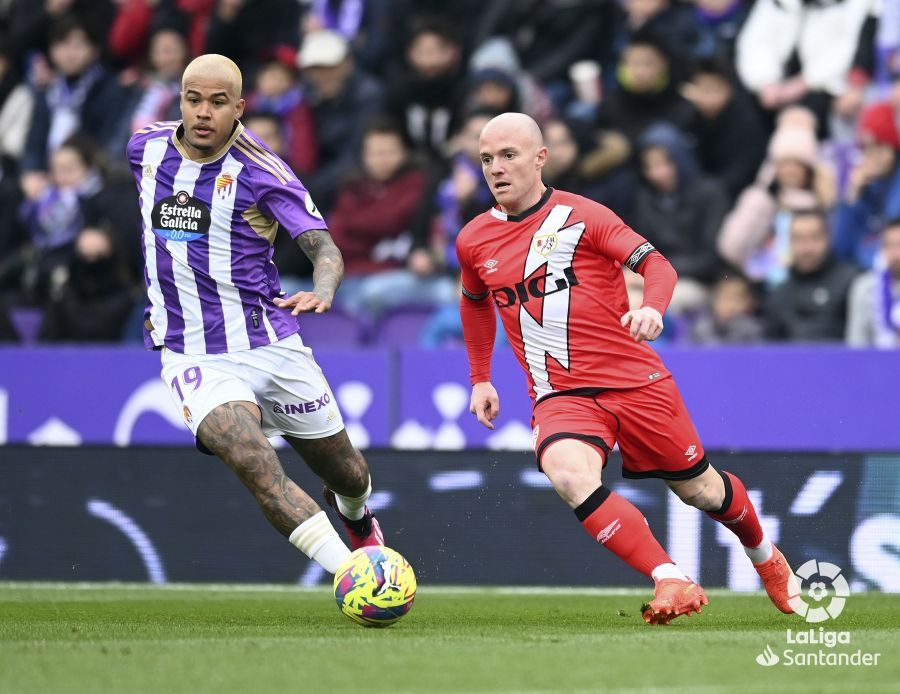 Kenedy, ante Isi Palazón en el Real Valladolid-Rayo Vallecano (Foto: LaLiga).