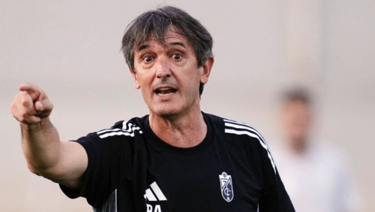 Pacheta da indicaciones en un entrenamiento del Granada (FOTO: Granada CF).