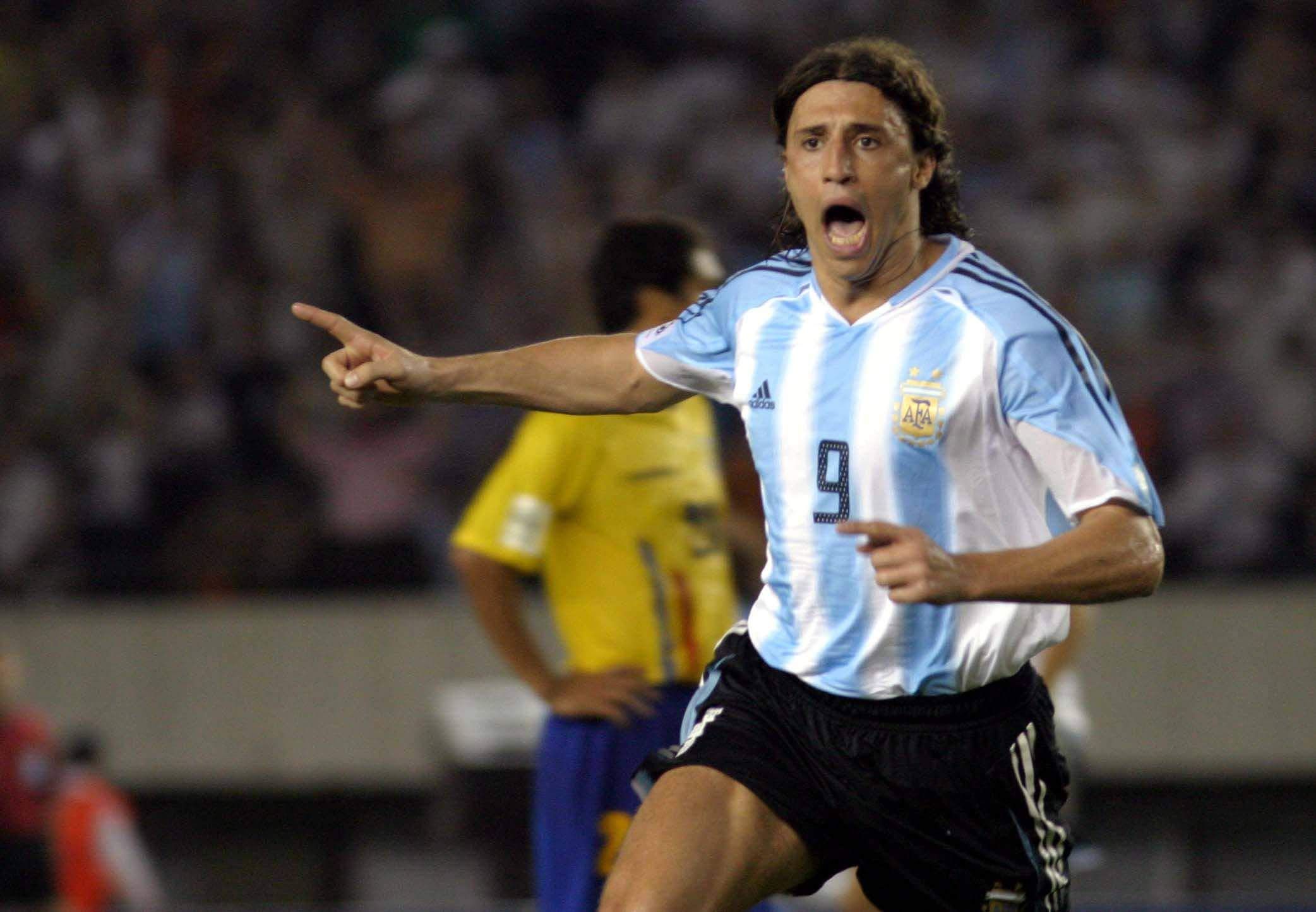  Hernán Crespo celebra un gol con la selección argentina.