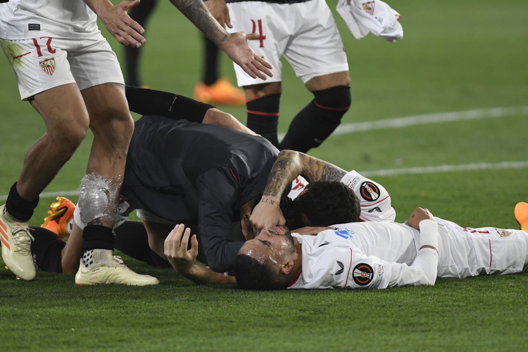  Varios jugadores del Sevilla celebrando el triunfo ante el United.