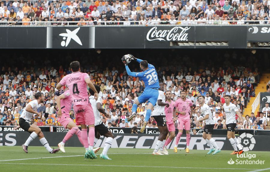 Mamardashvili ante el Espanyol en Mestalla. (Foto: LaLiga).