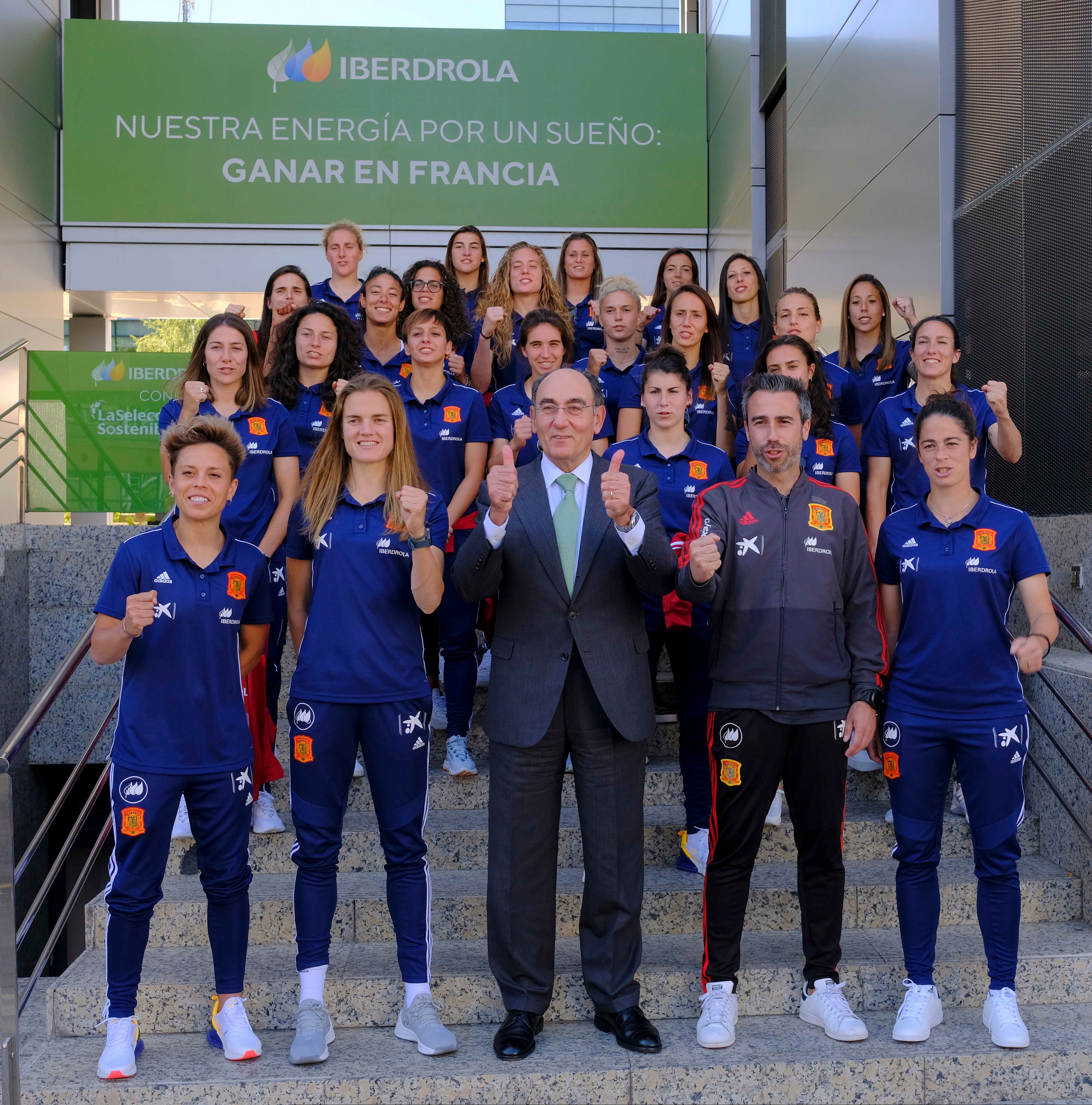  Ignacio Galán posa con las 23 jugadoras de España.