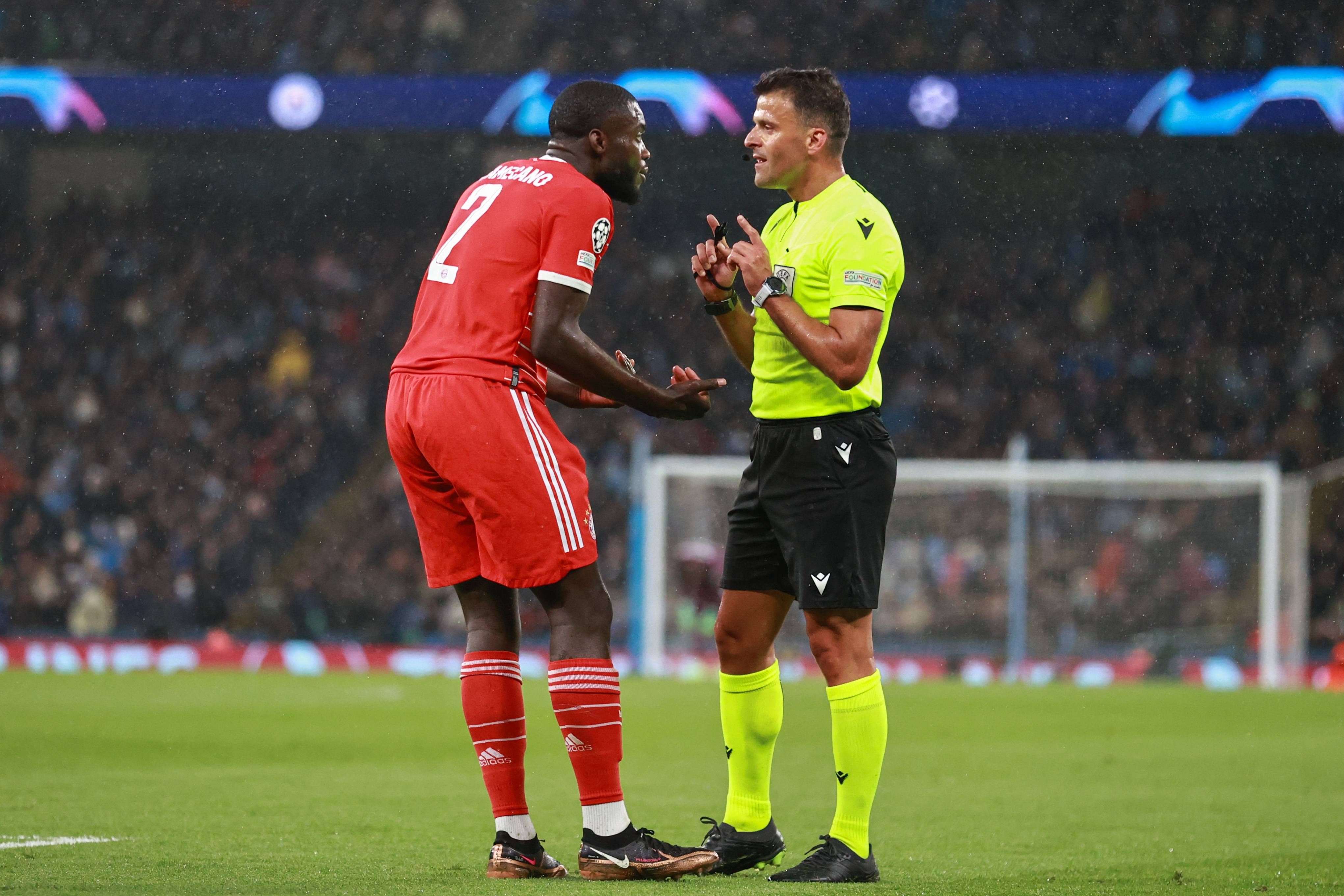  La polémica de arbitraje también reside en la Champions League, el árbitro español, Gil Manzano, junto con Dayot Upamecano, jugador del Bayern de Munich
