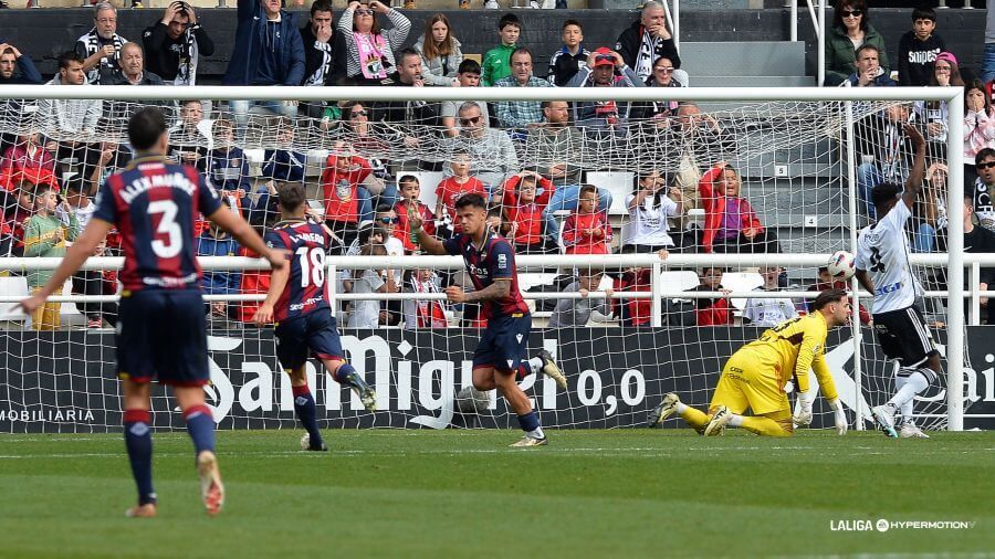  El Levante celebra el gol de Brugué ante el Burgos.