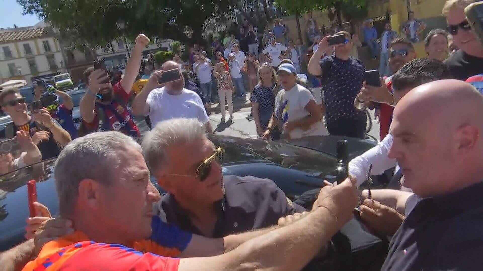  Laporta se hace una foto con seguidor