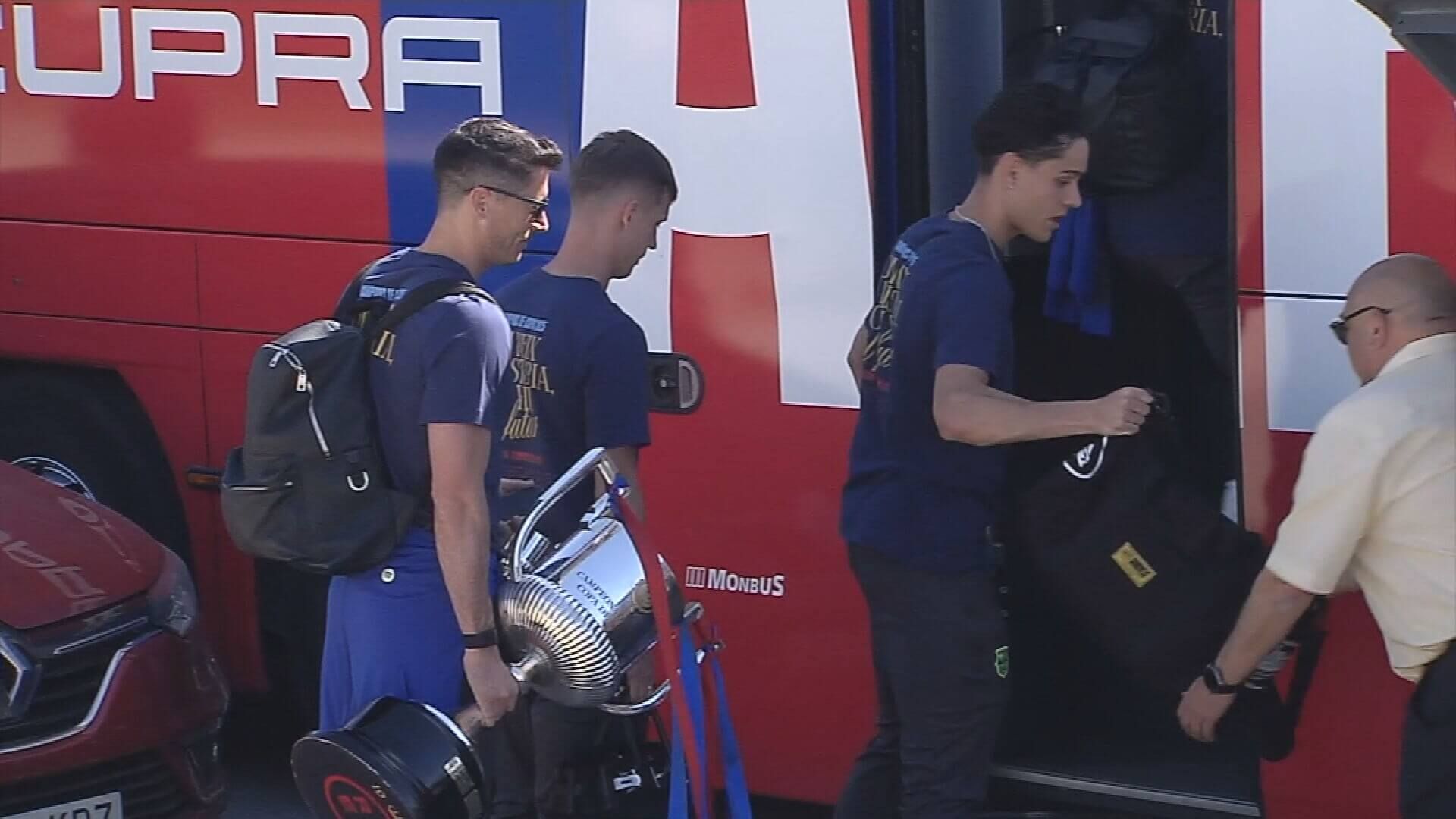Robert Lewandowski llevando la Copa del Rey (Fuente: ElDesmarque)