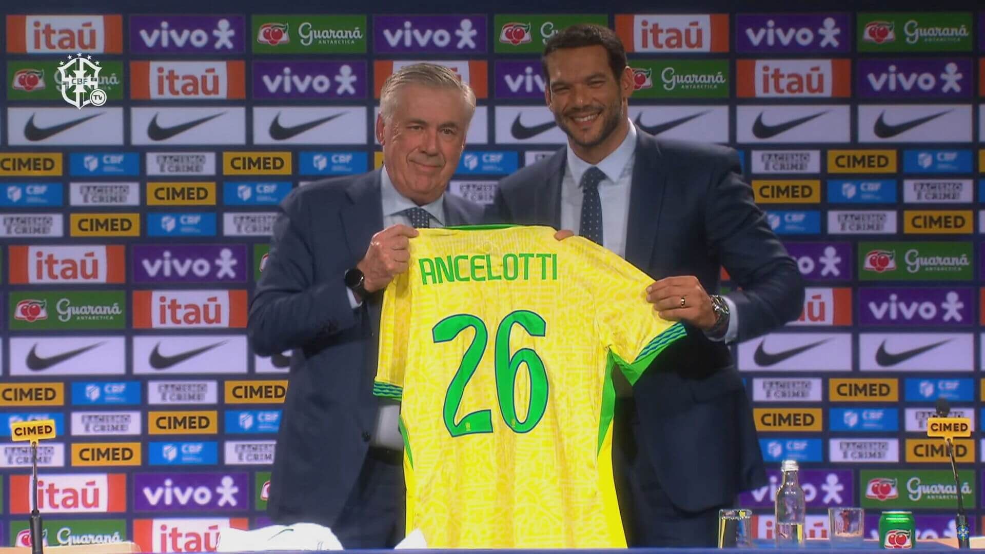  Carlo Ancelotti en su presentación con Brasil
