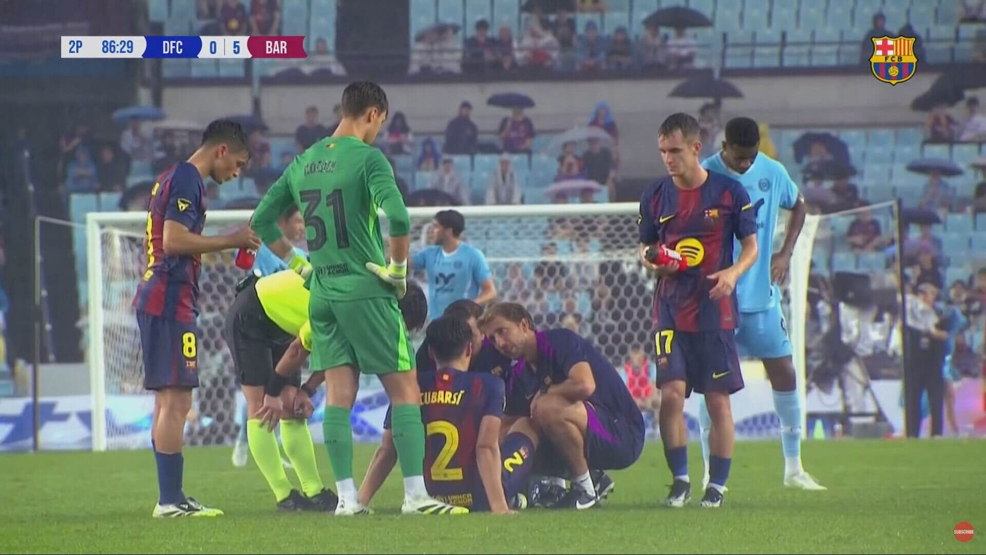Pau Cubarsí, atendido por los servicios médicos del club en el partido contra el Daegu (FC Barcelona)