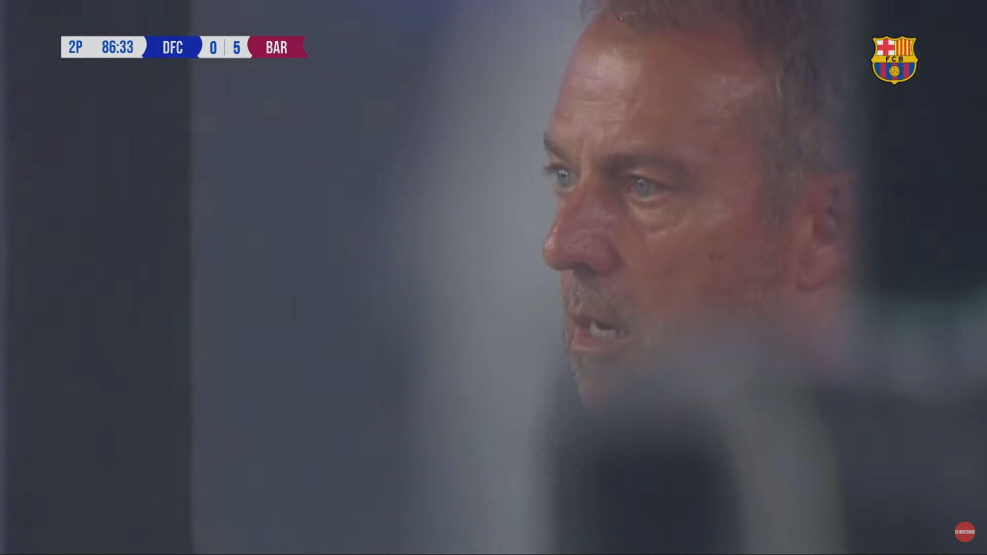  La cara de Hansi Flick al ver la lesión de Pau Cubarsí (FC Barcelona)