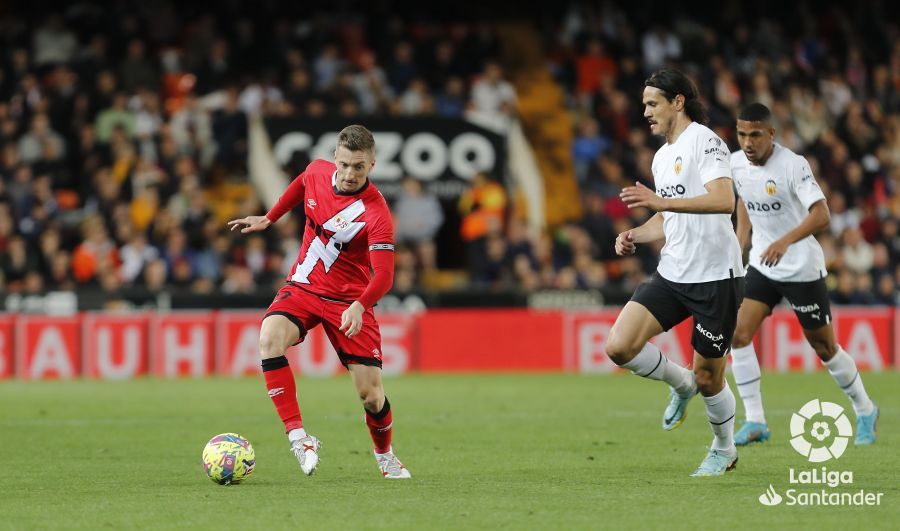 Edinson Cavani presiona en el Valencia - Rayo (Foto: LaLiga).