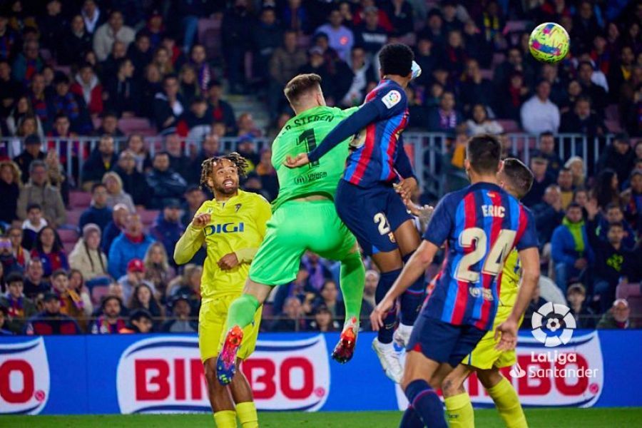 Ter Stegen salta para despejar el balón (Foto: LaLiga).