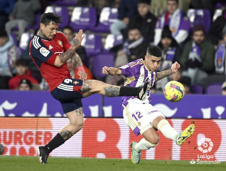 Olaza ante Osasuna. (Foto: LaLiga)