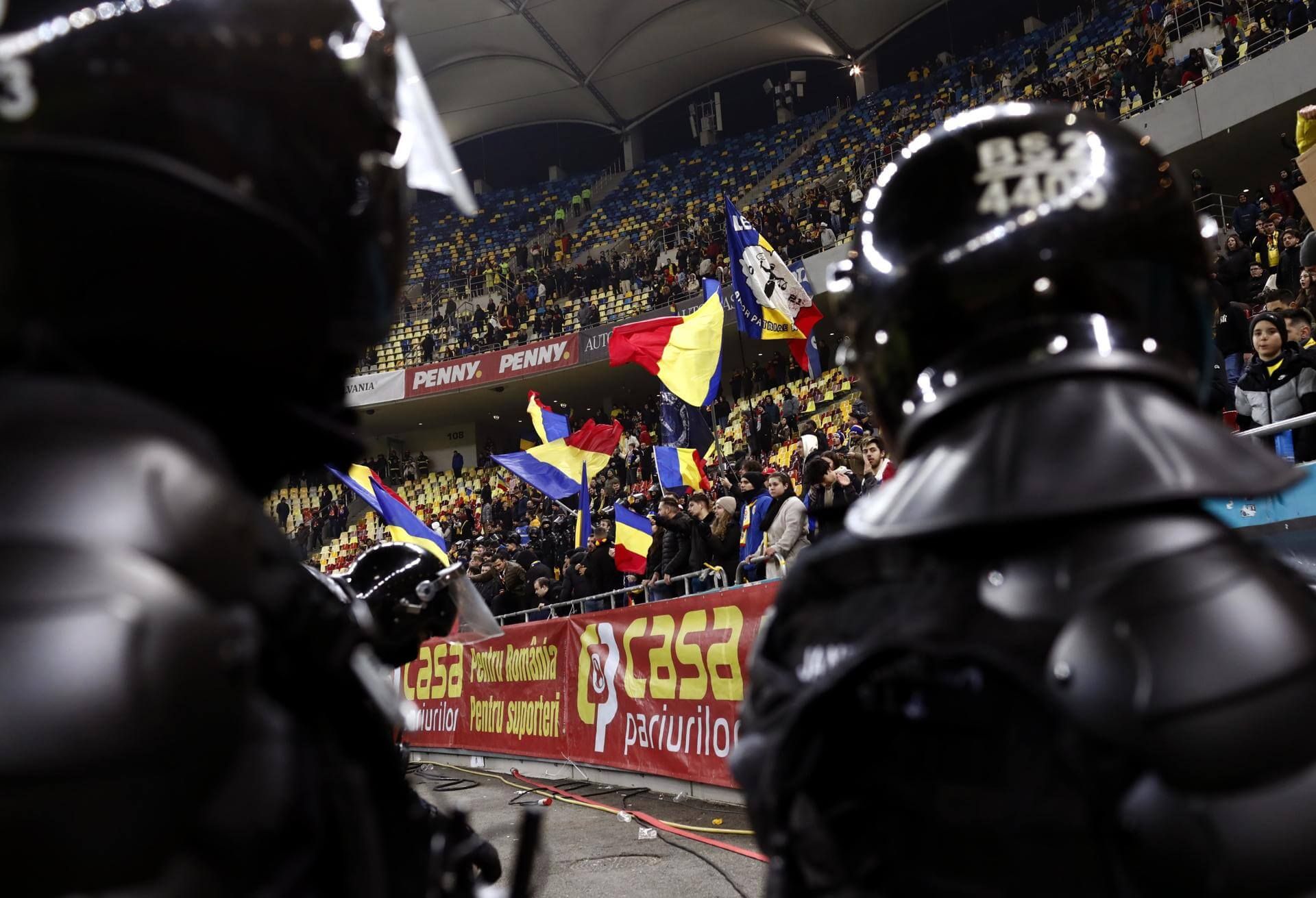  Policías en el Rumanía - Kosovo de Nations League.